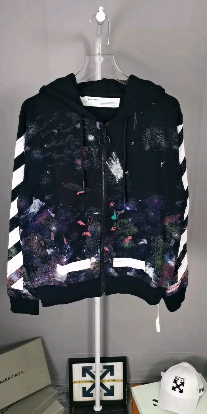 Actual video shot: Spring and Autumn style original sound explanation of Starry Sky Fireworks Zipper Style 1——Top tested version OFFWHITE Starry Sky Fireworks Melbourne Limited Ink Splash Hoodie Hooded Zipper Jacket Sweater Fabric: Customized (more than 490 grams - double-ply large terry fabric at the counter) high-gram weight fabric makes the clothes look more textured, soft to the touch, super thick, classic version, small dropped shoulders, micro profile! Pay attention to the important points~ The weight of more than 490 grams is not exaggerated and does not contain water. Those sellers who brag about the weight can only deceive novice customers. But when you get our goods, the weight and sinking are right there. You can taste it yourself, and the texture does not lie! (100% cotton fabric, no pilling) The white arrows on the back + the stripes on the arms are all made of foam and have a feel and protrusions. The fireworks color system is obtained through contrasting printing. There are eight panels in the whole body. Seven color sets and eight panels are printed in eight times. The first layer is gray, the second layer is white, the third layer is yellow, the fourth layer is green, the fifth layer is blue, the sixth layer is purple, the seventh layer is orange. The last layer is arrow paint printing. The seven colors are layered on each other, which will also create new colors. The arrows on the back and the front squares are first glued and then hung in four layers. The paint has an obvious concave and convex feeling. Quality speaks for itself in the details. The blue letters are electrostatic three-dimensional flocking, which is done separately and then printed through high-temperature thermal transfer‼ ️It can be called a fake killer, you can see that every detail on the clothes is ceiling craftsmanship‼ ️ Size chart